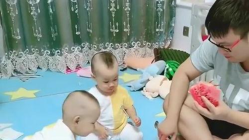 宝贝吃瓜搞笑视频,萌态百出笑翻天