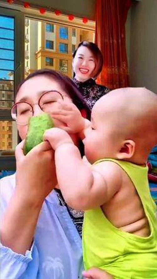 萌娃吃瓜搞笑制作视频,萌态百出笑翻众人